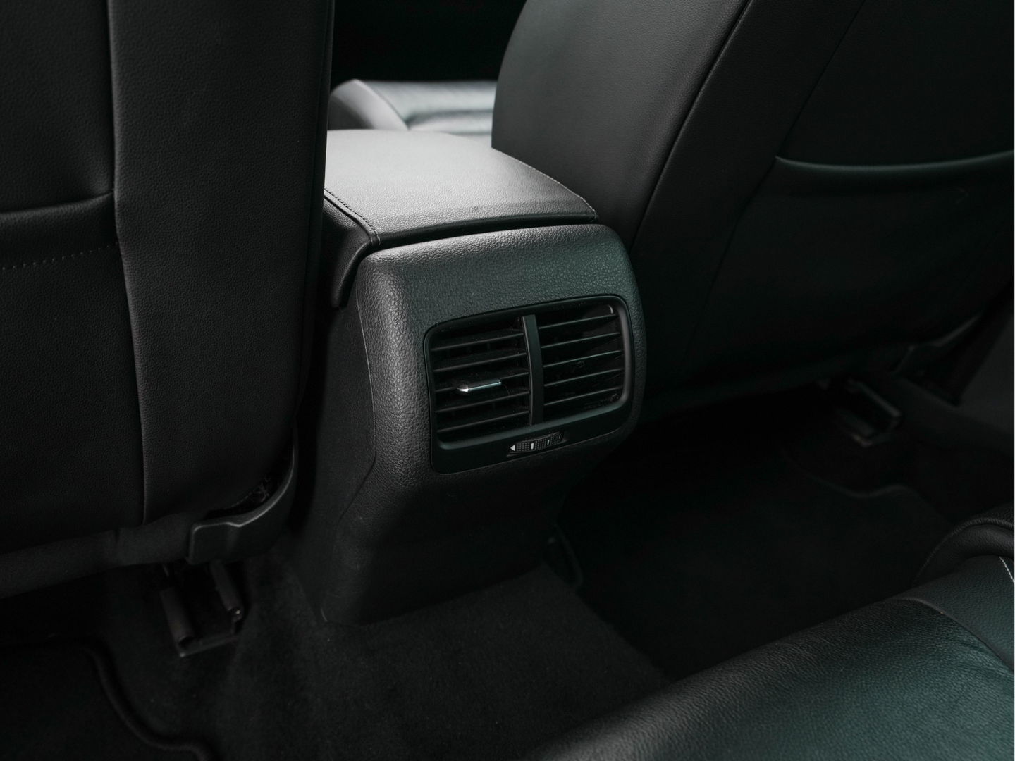 Volkswagen e-Golf E-DITION (INCL-BTW) *VIENNA-FULL-LEATHER | DIGI-COCKPIT | FULL-LED | ADAPTIVE-CRUISE | DYNAUDIO | NAVI-FULLMAP | CAMERA | DAB+ | SPORT-SEATS | HEATED-SEATS | CCS-FASTLOADER | ECC | PDC | 18''ALU*