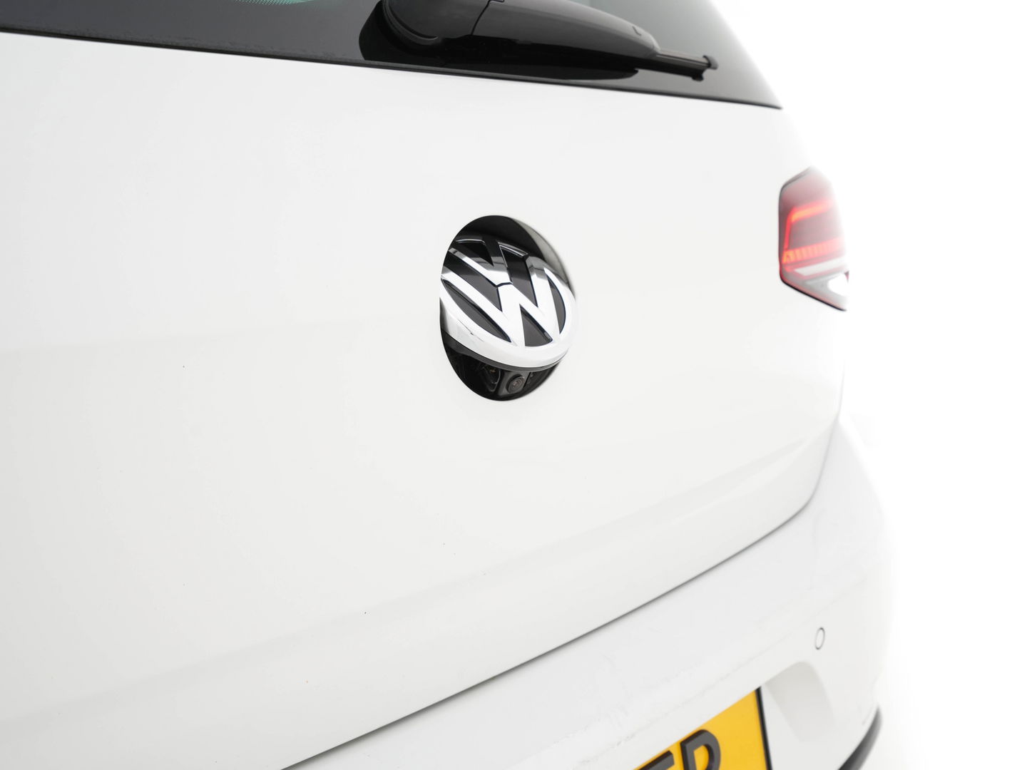 Volkswagen e-Golf E-DITION (INCL-BTW) *VIENNA-FULL-LEATHER | DIGI-COCKPIT | FULL-LED | ADAPTIVE-CRUISE | DYNAUDIO | NAVI-FULLMAP | CAMERA | DAB+ | SPORT-SEATS | HEATED-SEATS | CCS-FASTLOADER | ECC | PDC | 18''ALU*