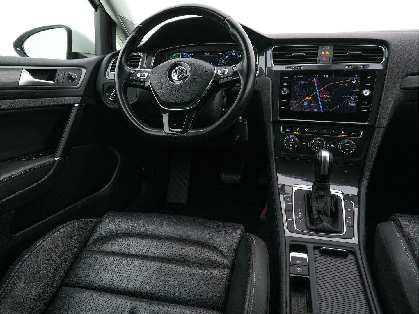 Volkswagen e-Golf E-DITION (INCL-BTW) *VIENNA-FULL-LEATHER | DIGI-COCKPIT | FULL-LED | ADAPTIVE-CRUISE | DYNAUDIO | NAVI-FULLMAP | CAMERA | DAB+ | SPORT-SEATS | HEATED-SEATS | CCS-FASTLOADER | ECC | PDC | 18''ALU*