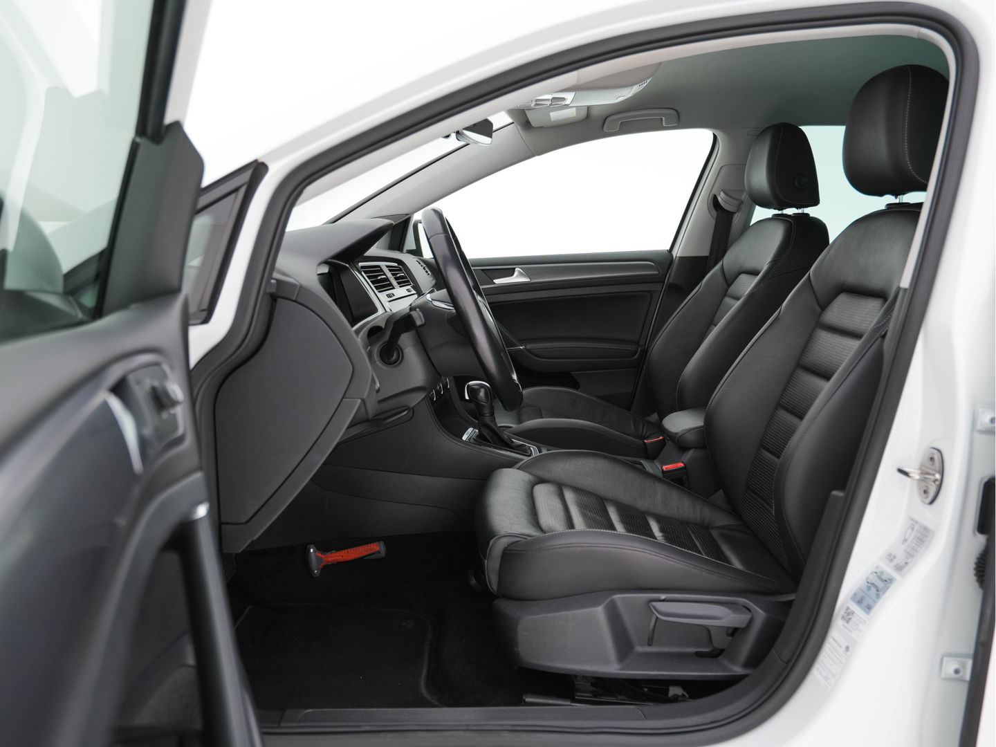 Volkswagen e-Golf E-DITION (INCL-BTW) *VIENNA-FULL-LEATHER | DIGI-COCKPIT | FULL-LED | ADAPTIVE-CRUISE | DYNAUDIO | NAVI-FULLMAP | CAMERA | DAB+ | SPORT-SEATS | HEATED-SEATS | CCS-FASTLOADER | ECC | PDC | 18''ALU*