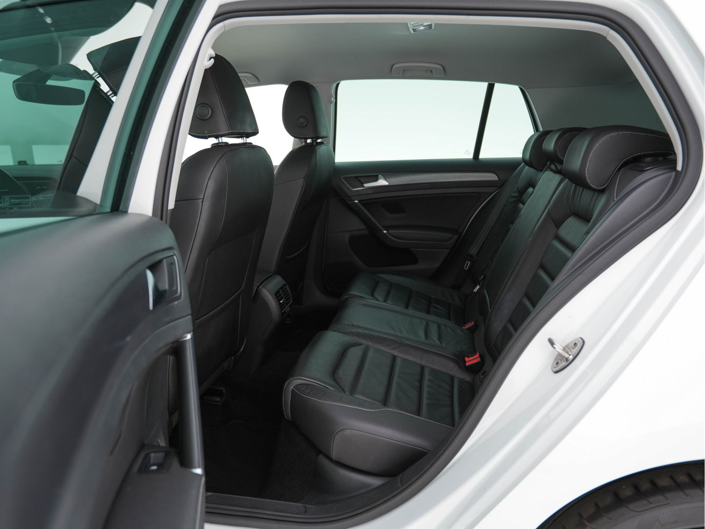 Volkswagen e-Golf E-DITION (INCL-BTW) *VIENNA-FULL-LEATHER | DIGI-COCKPIT | FULL-LED | ADAPTIVE-CRUISE | DYNAUDIO | NAVI-FULLMAP | CAMERA | DAB+ | SPORT-SEATS | HEATED-SEATS | CCS-FASTLOADER | ECC | PDC | 18''ALU*