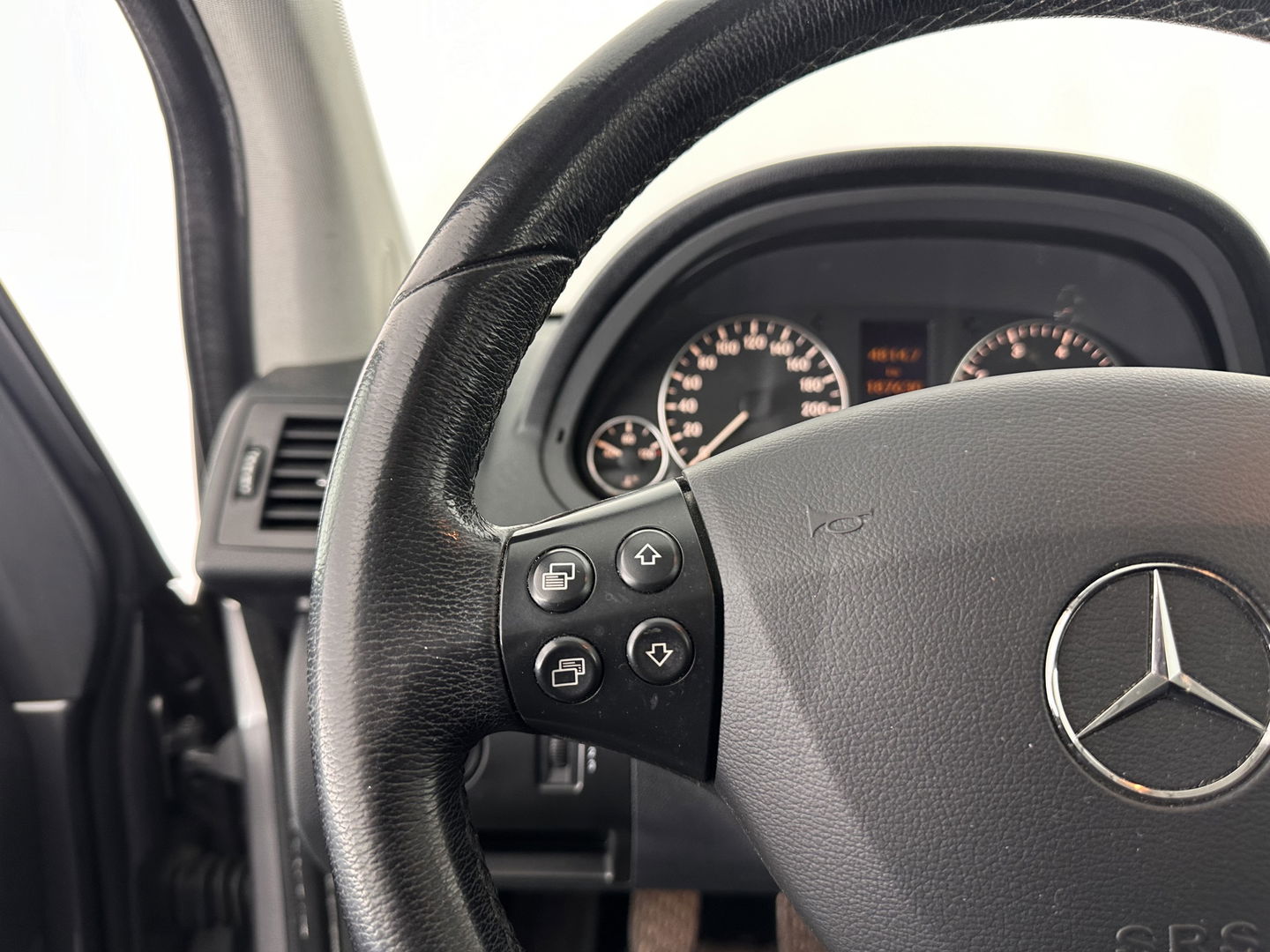 Mercedes-Benz A-Klasse 160 Blue Efficiency Business Class *NAVI | AIRCO | COMFORT-SEATS | TOWBAR | 16''ALU *
