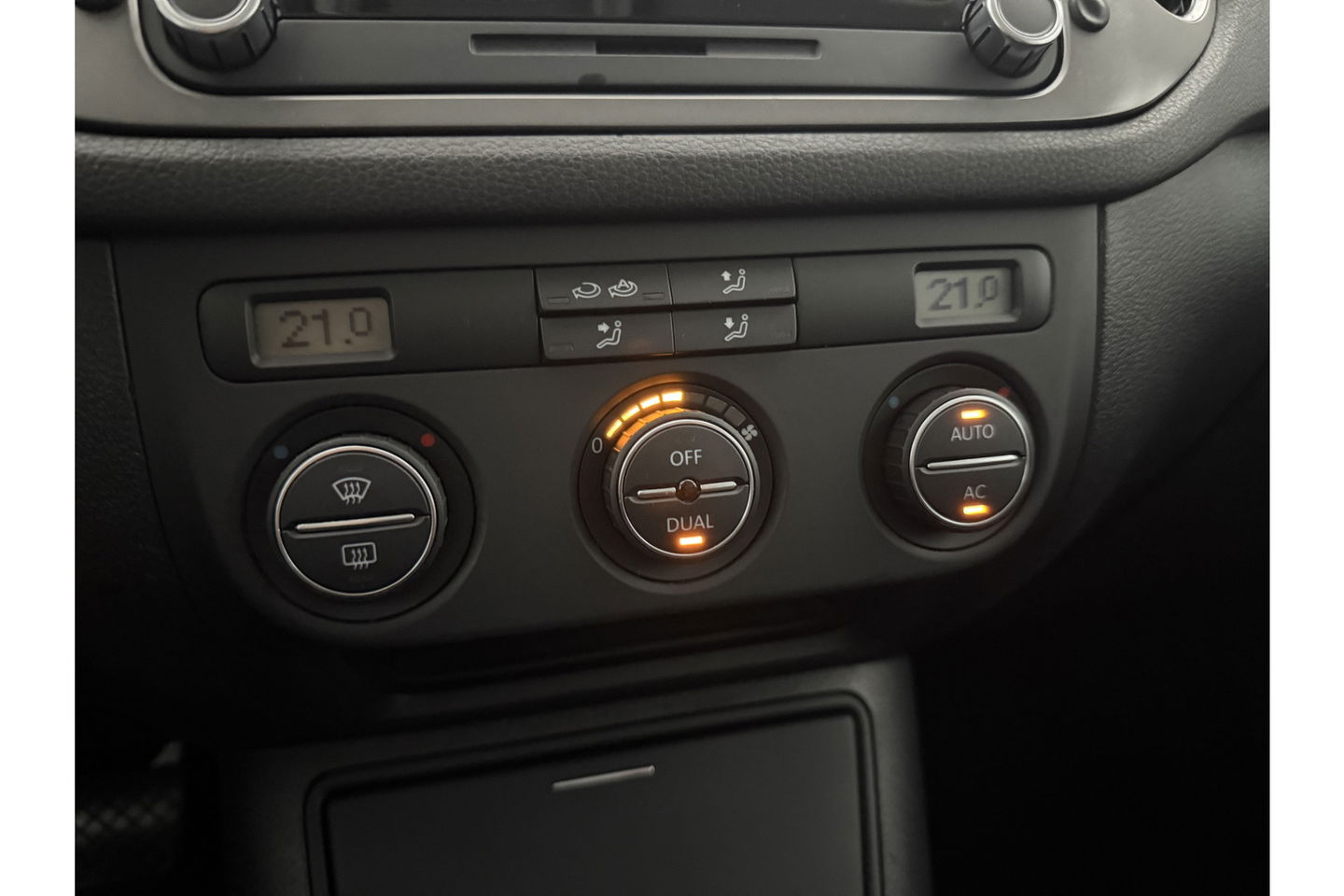 Volkswagen Tiguan 2.0 TDI 4motion 140PK DSG 4x4 Camera Trekhaak Clima Cruise Navigatie 16''LMV