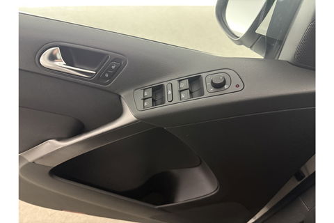 Volkswagen Tiguan 2.0 TDI 4motion 140PK DSG 4x4 Camera Trekhaak Clima Cruise Navigatie 16''LMV