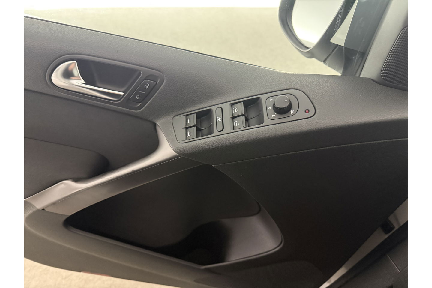 Volkswagen Tiguan 2.0 TDI 4motion 140PK DSG 4x4 Camera Trekhaak Clima Cruise Navigatie 16''LMV