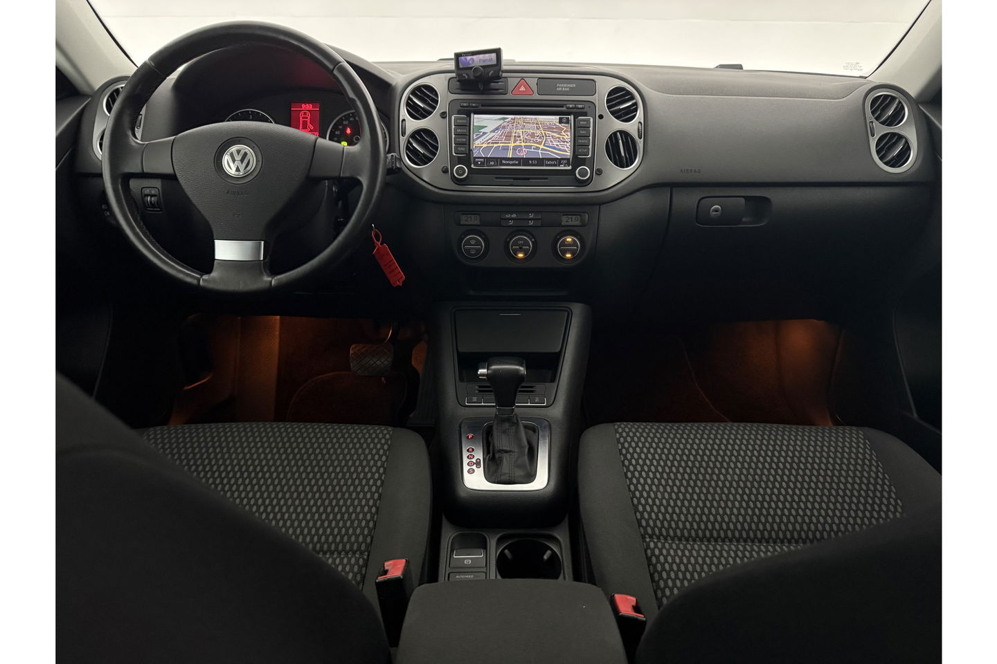 Volkswagen Tiguan 2.0 TDI 4motion 140PK DSG 4x4 Camera Trekhaak Clima Cruise Navigatie 16''LMV