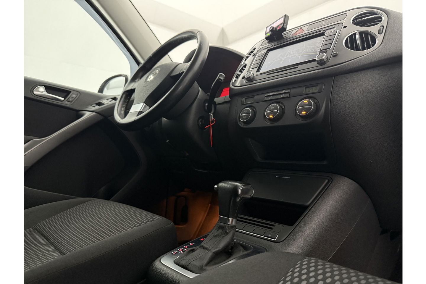 Volkswagen Tiguan 2.0 TDI 4motion 140PK DSG 4x4 Camera Trekhaak Clima Cruise Navigatie 16''LMV