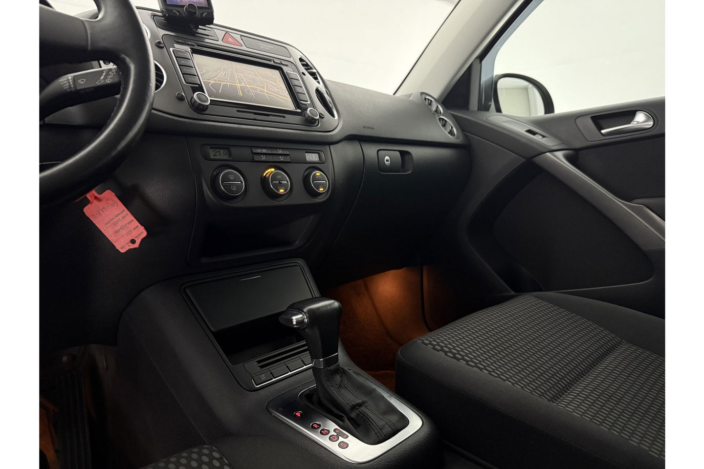 Volkswagen Tiguan 2.0 TDI 4motion 140PK DSG 4x4 Camera Trekhaak Clima Cruise Navigatie 16''LMV