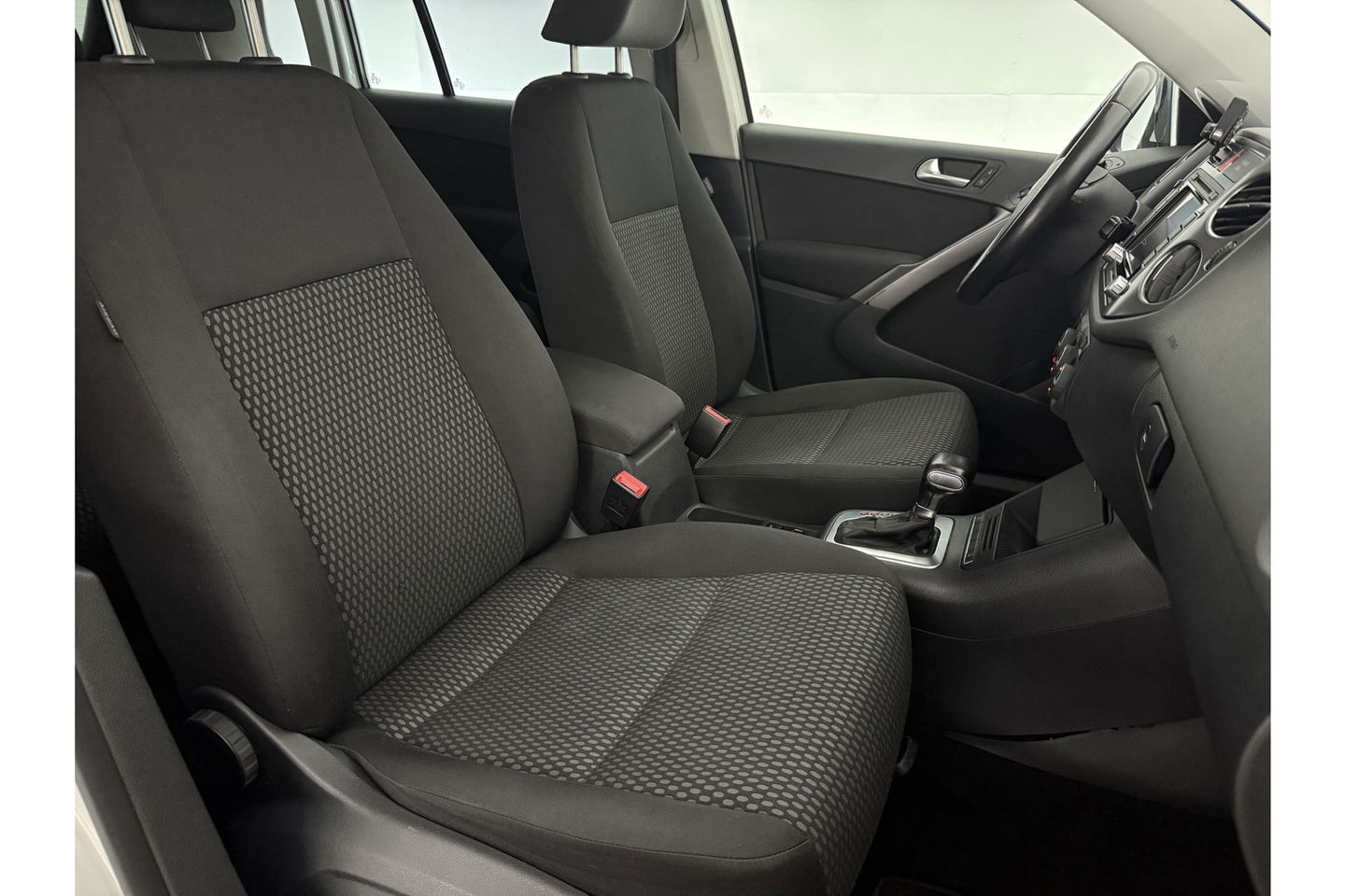 Volkswagen Tiguan 2.0 TDI 4motion 140PK DSG 4x4 Camera Trekhaak Clima Cruise Navigatie 16''LMV