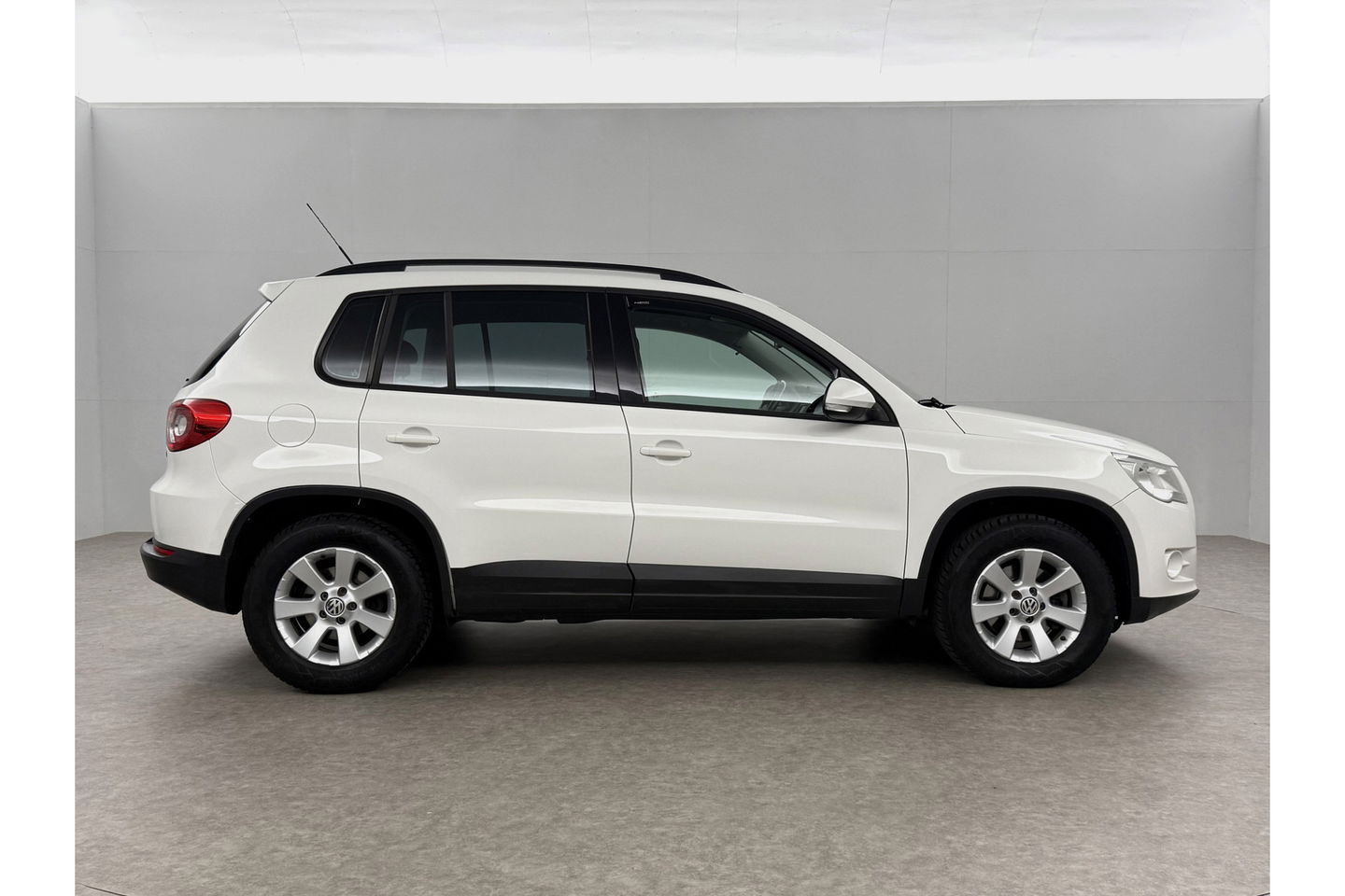 Volkswagen Tiguan 2.0 TDI 4motion 140PK DSG 4x4 Camera Trekhaak Clima Cruise Navigatie 16''LMV