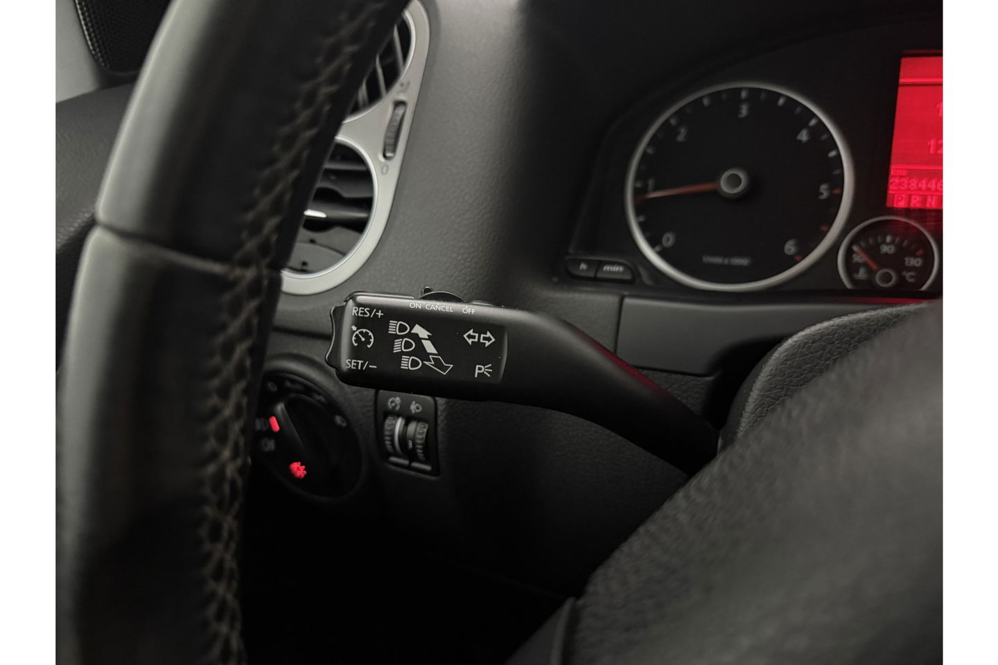 Volkswagen Tiguan 2.0 TDI 4motion 140PK DSG 4x4 Camera Trekhaak Clima Cruise Navigatie 16''LMV
