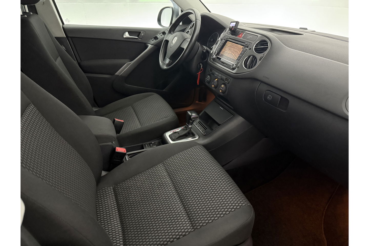 Volkswagen Tiguan 2.0 TDI 4motion 140PK DSG 4x4 Camera Trekhaak Clima Cruise Navigatie 16''LMV