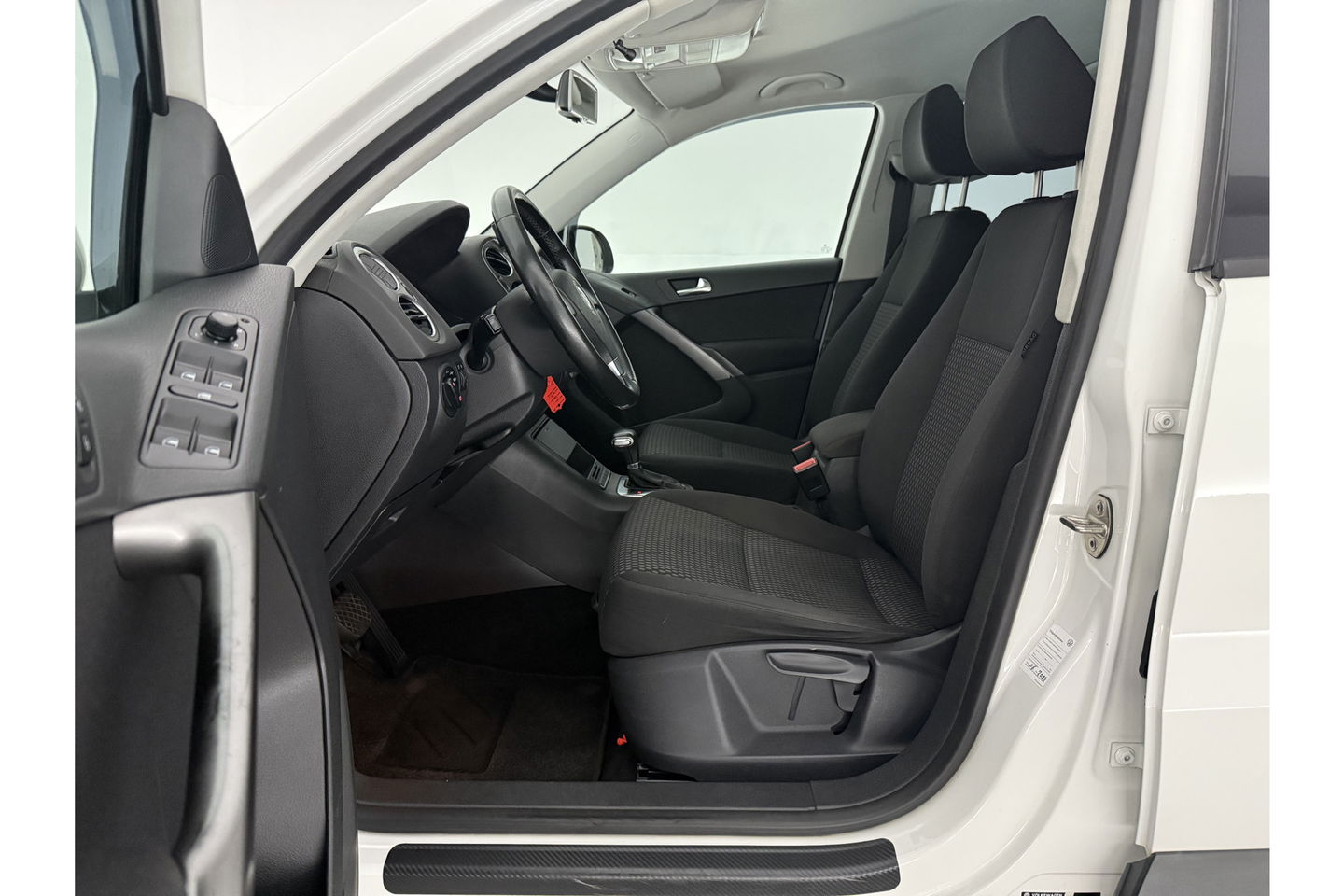 Volkswagen Tiguan 2.0 TDI 4motion 140PK DSG 4x4 Camera Trekhaak Clima Cruise Navigatie 16''LMV