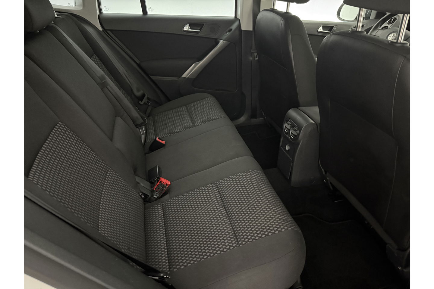 Volkswagen Tiguan 2.0 TDI 4motion 140PK DSG 4x4 Camera Trekhaak Clima Cruise Navigatie 16''LMV