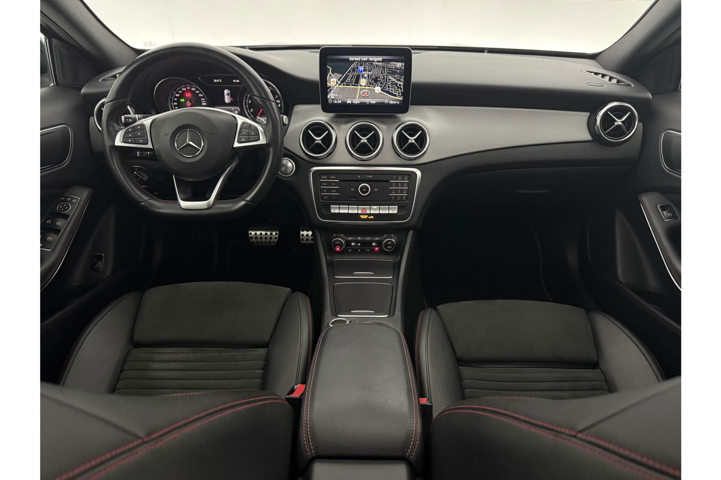 Mercedes-Benz GLA 180 AMG Limited Pano Camera LED Trekhaak Clima Cruise Navi PDC 19''LMV