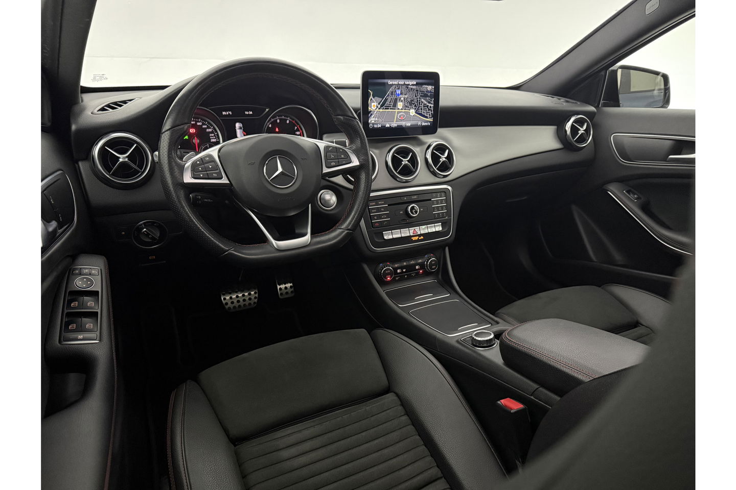 Mercedes-Benz GLA 180 AMG Limited Pano Camera LED Trekhaak Clima Cruise Navi PDC 19''LMV
