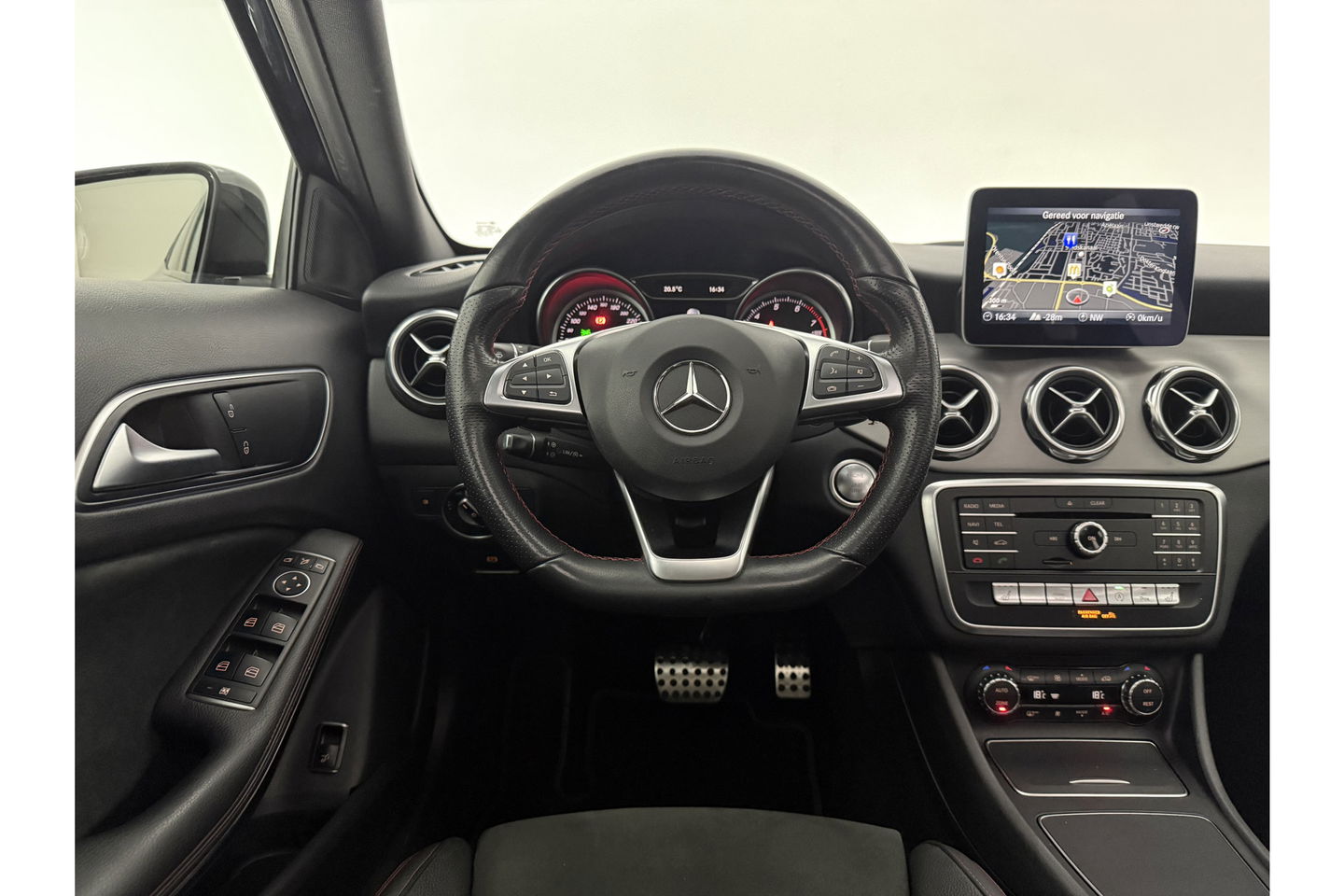 Mercedes-Benz GLA 180 AMG Limited Pano Camera LED Trekhaak Clima Cruise Navi PDC 19''LMV