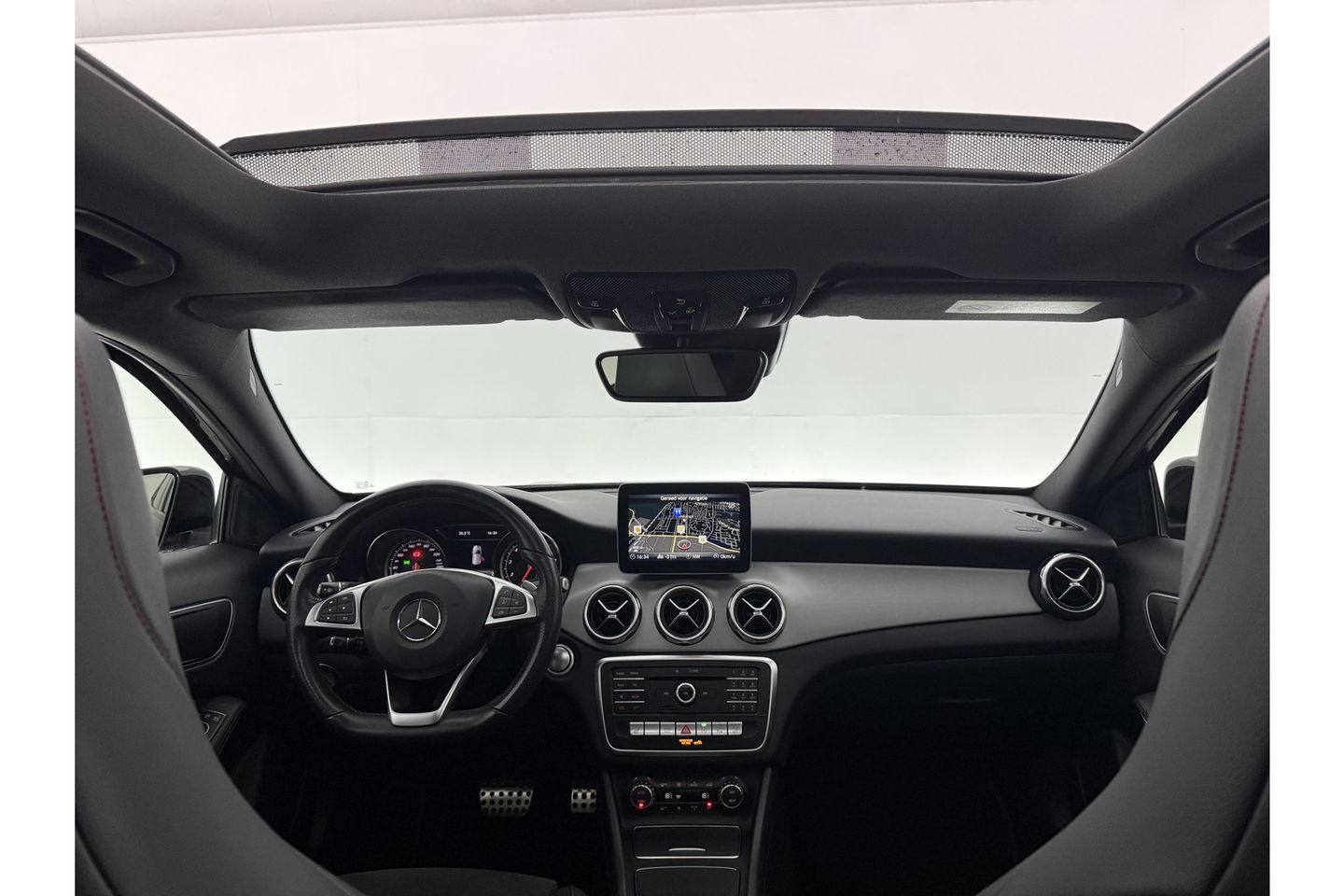 Mercedes-Benz GLA 180 AMG Limited Pano Camera LED Trekhaak Clima Cruise Navi PDC 19''LMV