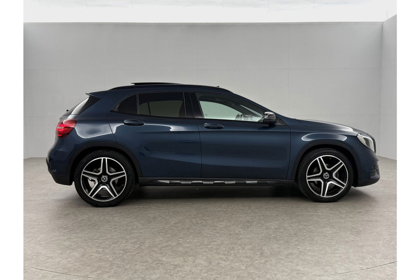 Mercedes-Benz GLA 180 AMG Limited Pano Camera LED Trekhaak Clima Cruise Navi PDC 19''LMV
