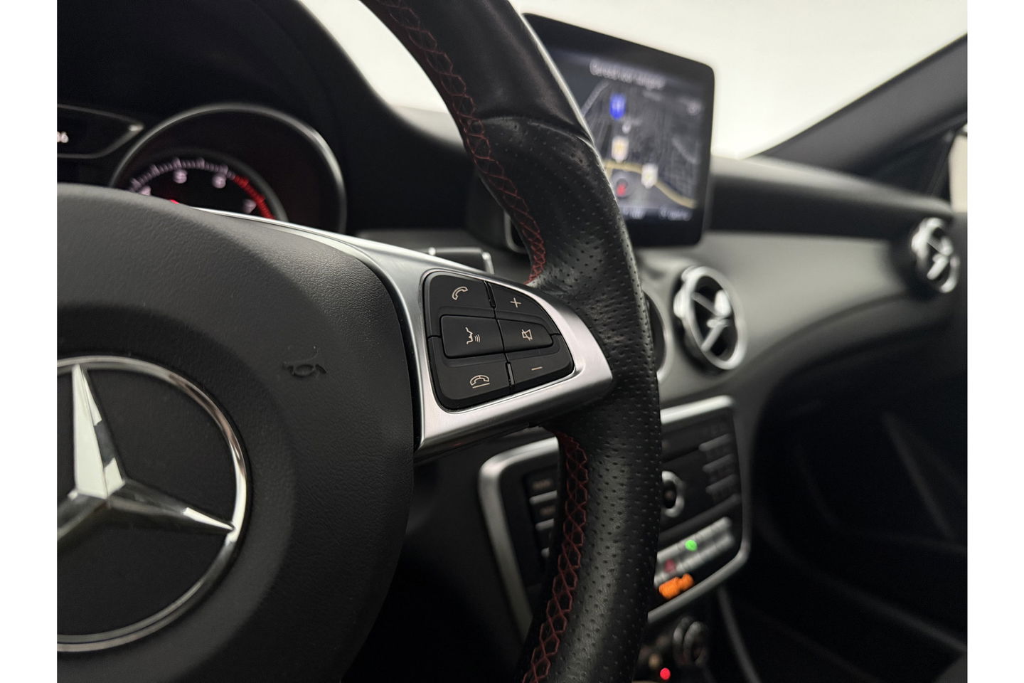 Mercedes-Benz GLA 180 AMG Limited Pano Camera LED Trekhaak Clima Cruise Navi PDC 19''LMV