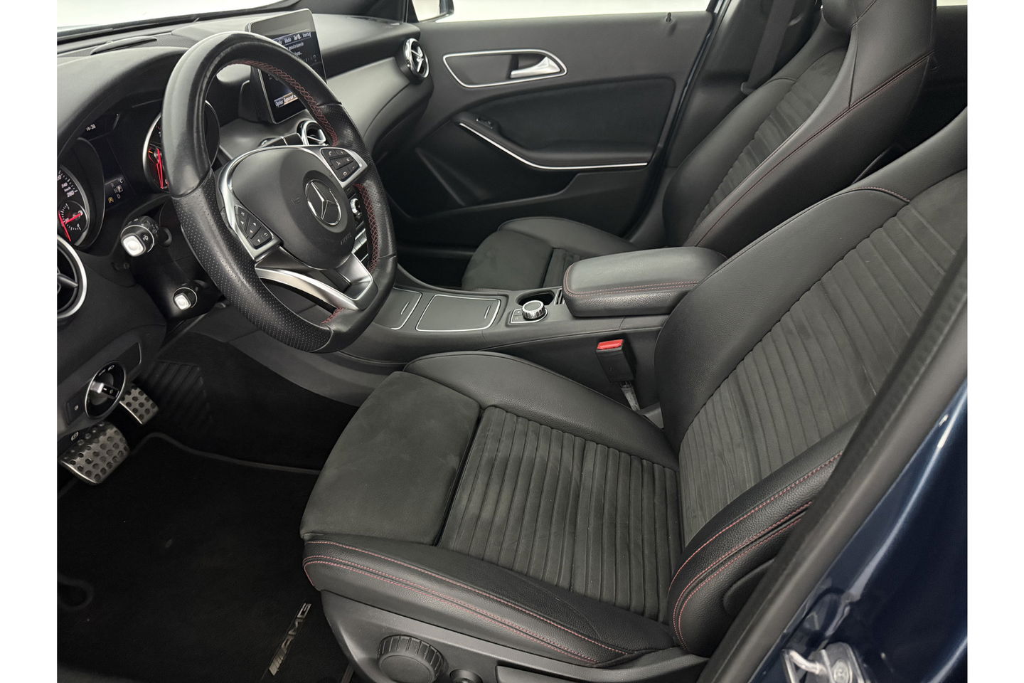 Mercedes-Benz GLA 180 AMG Limited Pano Camera LED Trekhaak Clima Cruise Navi PDC 19''LMV