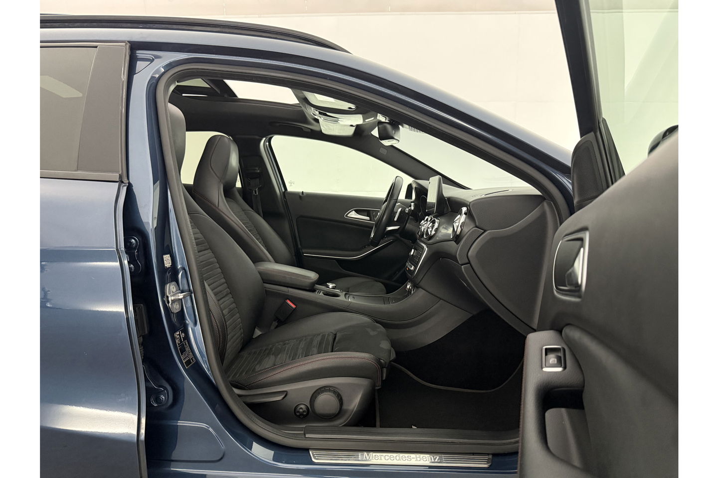 Mercedes-Benz GLA 180 AMG Limited Pano Camera LED Trekhaak Clima Cruise Navi PDC 19''LMV