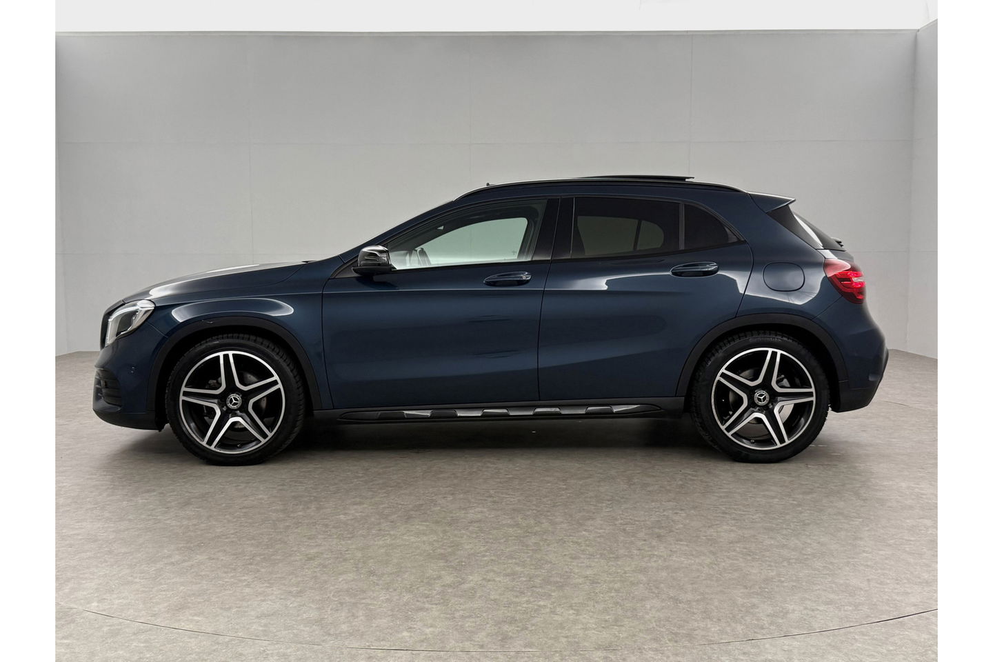 Mercedes-Benz GLA 180 AMG Limited Pano Camera LED Trekhaak Clima Cruise Navi PDC 19''LMV