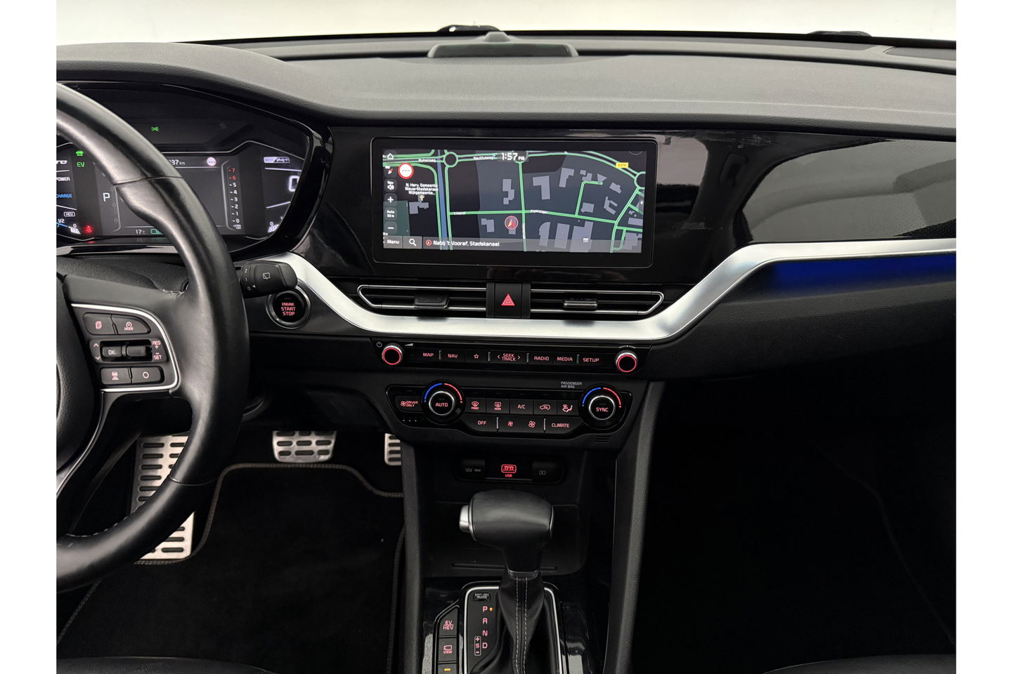 Kia Niro 1.6 GDi PHEV ExecutiveLine 119PK Pano Sfeer Camera Trekhaak Carplay JBL-Audio Virtual LED Clima Cruise Navi PDC 16''LMV