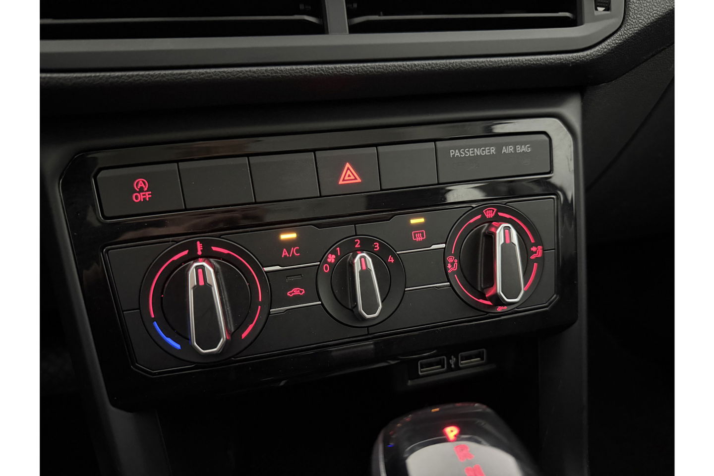 Volkswagen T-Cross 1.0 TSI Carplay LED Airco Cruise Navigatie 16''LMV