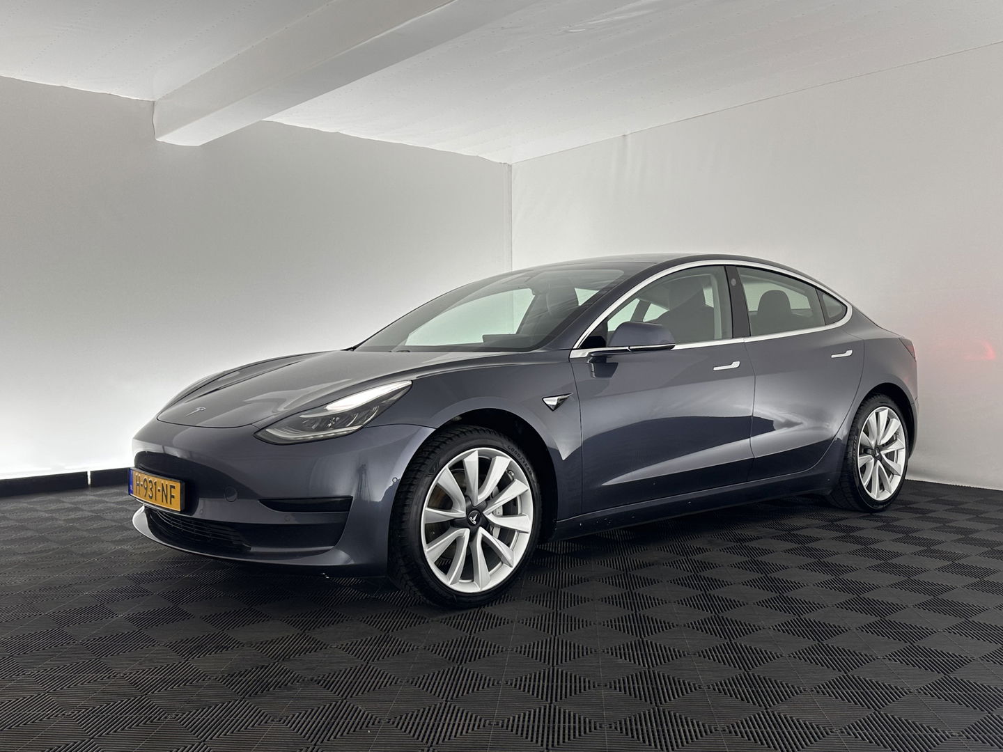 Tesla Model 3 Standard RWD Plus 60 kWh [ 3-Fase ] (INCL-BTW) Aut. *PANO | AUTO-PILOT | NAPPA-LEATHER | KEYLESS | FULL-LED | MEMORY-PACK | SURROUND-VIEW | DAB | CARPLAY | DIGI-COCKPIT | LANE-ASSIST | HEATED-COMFORT-SEATS | 19"ALU*