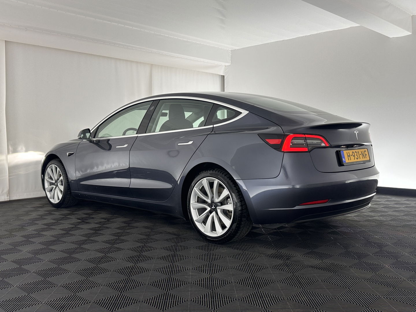 Tesla Model 3 Standard RWD Plus 60 kWh [ 3-Fase ] (INCL-BTW) Aut. *PANO | AUTO-PILOT | NAPPA-LEATHER | KEYLESS | FULL-LED | MEMORY-PACK | SURROUND-VIEW | DAB | CARPLAY | DIGI-COCKPIT | LANE-ASSIST | HEATED-COMFORT-SEATS | 19"ALU*