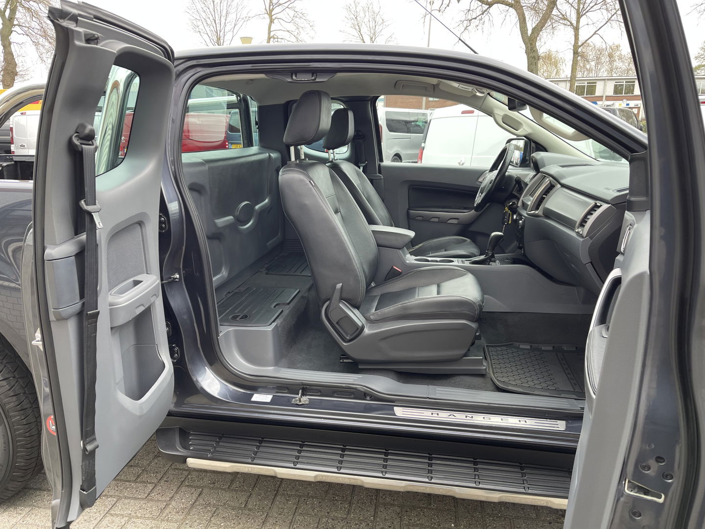 Ford Ranger 2.2 TDCi 160pk automaat 4x4 Limited Supercab / rijklaar € 22.950 ex btw / lease vanaf € 446 / airco / cruise / navi / leer / trekhaak 3500 kg !