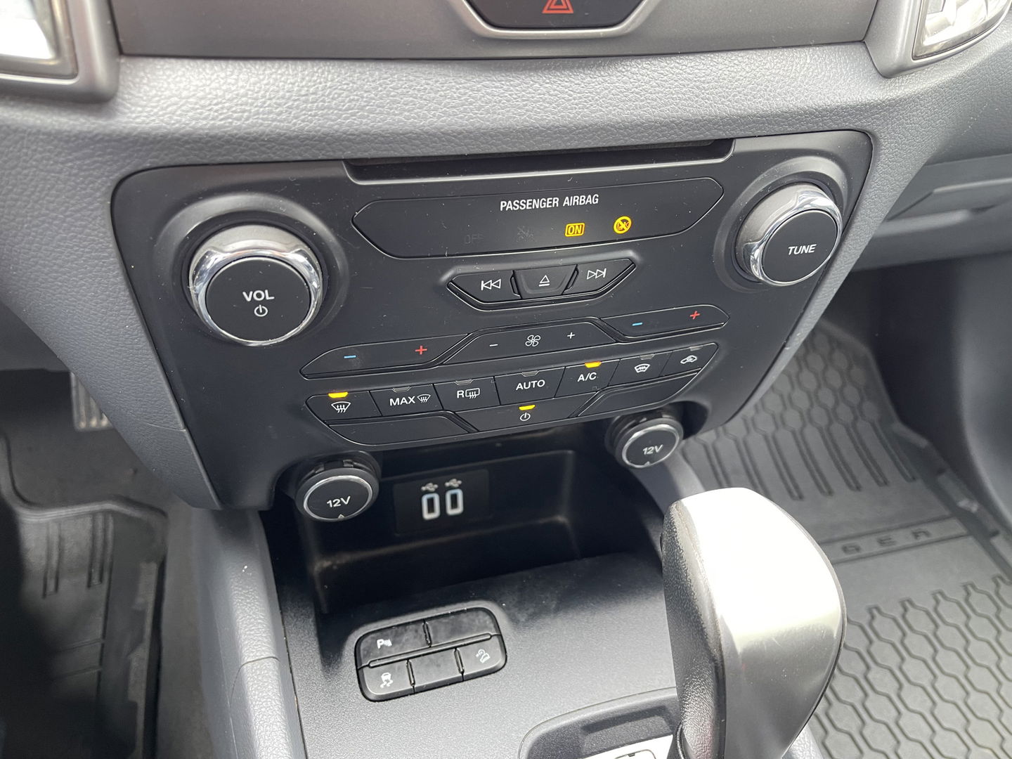 Ford Ranger 2.2 TDCi 160pk automaat 4x4 Limited Supercab / rijklaar € 22.950 ex btw / lease vanaf € 446 / airco / cruise / navi / leer / trekhaak 3500 kg !