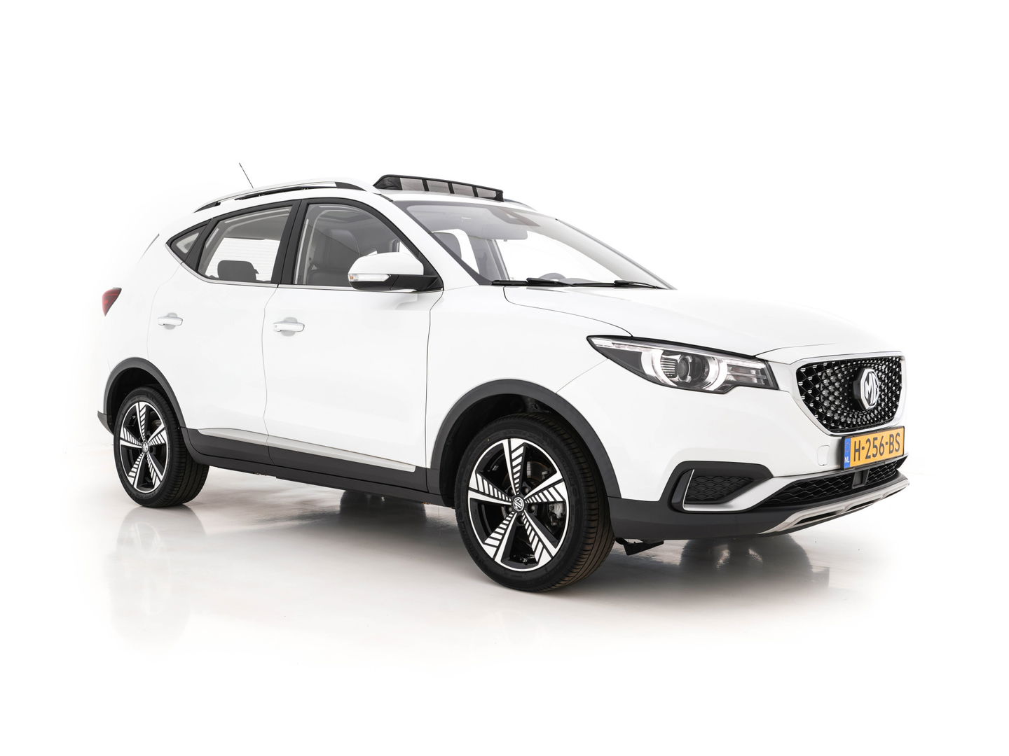MG ZS EV Luxury 45 kWh (INCL-BTW) *PANO | FULL-LEATHER | CCS-FASTLOADER | KEYLESS | NAVI-FULLMAP | ADAPTIVE-CRUISE | CAMERA | HEATED-SPORT-SEATS | CARPLAY | BLINDSPOT | DAB | LANE-ASSIST | 17"ALU*