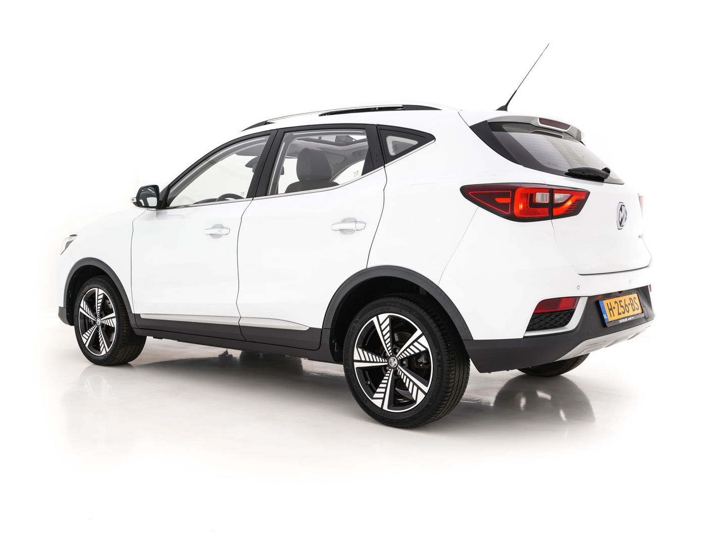 MG ZS EV Luxury 45 kWh (INCL-BTW) *PANO | FULL-LEATHER | CCS-FASTLOADER | KEYLESS | NAVI-FULLMAP | ADAPTIVE-CRUISE | CAMERA | HEATED-SPORT-SEATS | CARPLAY | BLINDSPOT | DAB | LANE-ASSIST | 17"ALU*
