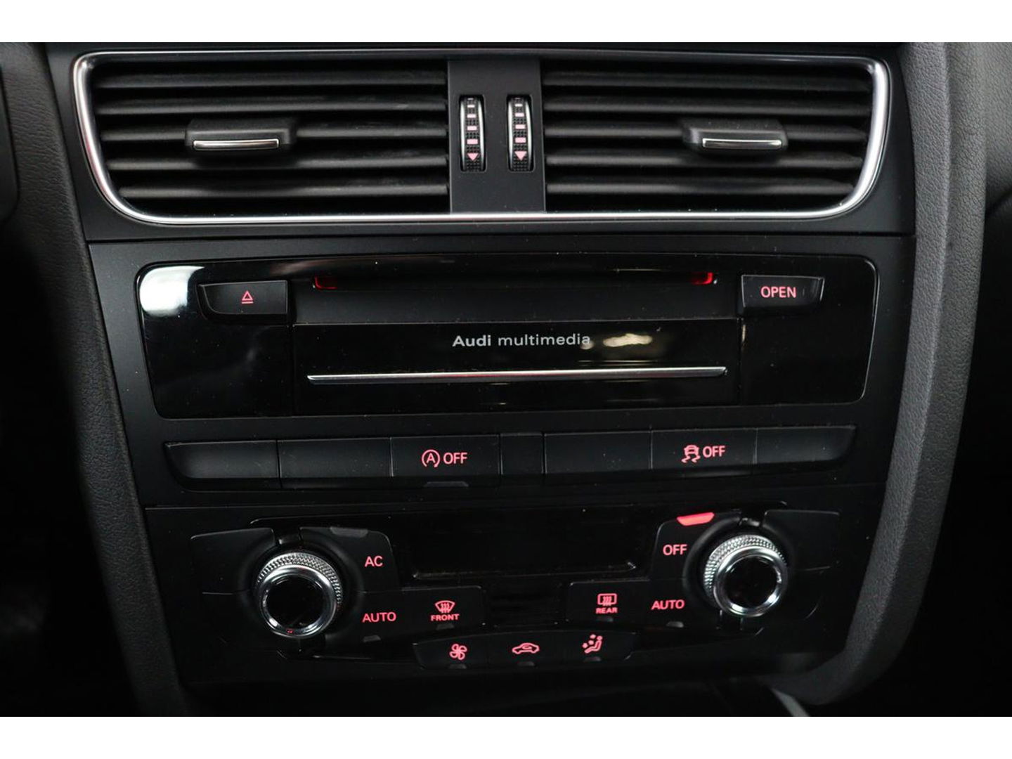 Audi A4 1.8 TFSI Sport | Xenon | Half leder | Navigatie | Sportstoelen | Climate control | Parkeerhulp | Cruise control | Bluetooth | S Line