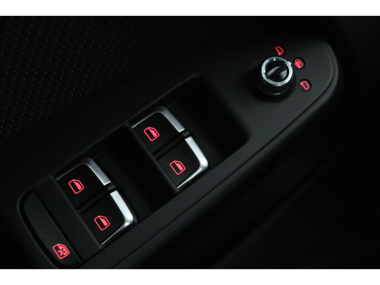 Audi A4 1.8 TFSI Sport | Xenon | Half leder | Navigatie | Sportstoelen | Climate control | Parkeerhulp | Cruise control | Bluetooth | S Line
