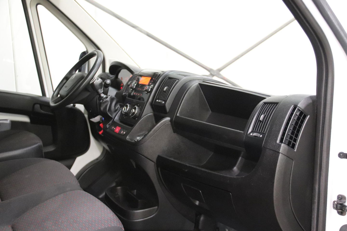 Peugeot Boxer 2.2 165 PK BAKWAGEN MET LAADKLEP EN ZIJDEUR