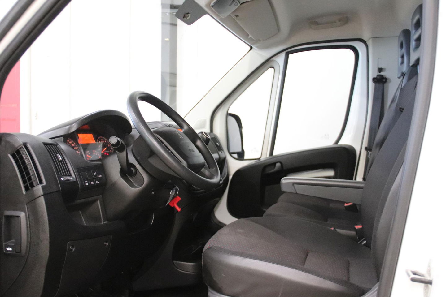 Peugeot Boxer 2.2 165 PK BAKWAGEN MET LAADKLEP EN ZIJDEUR