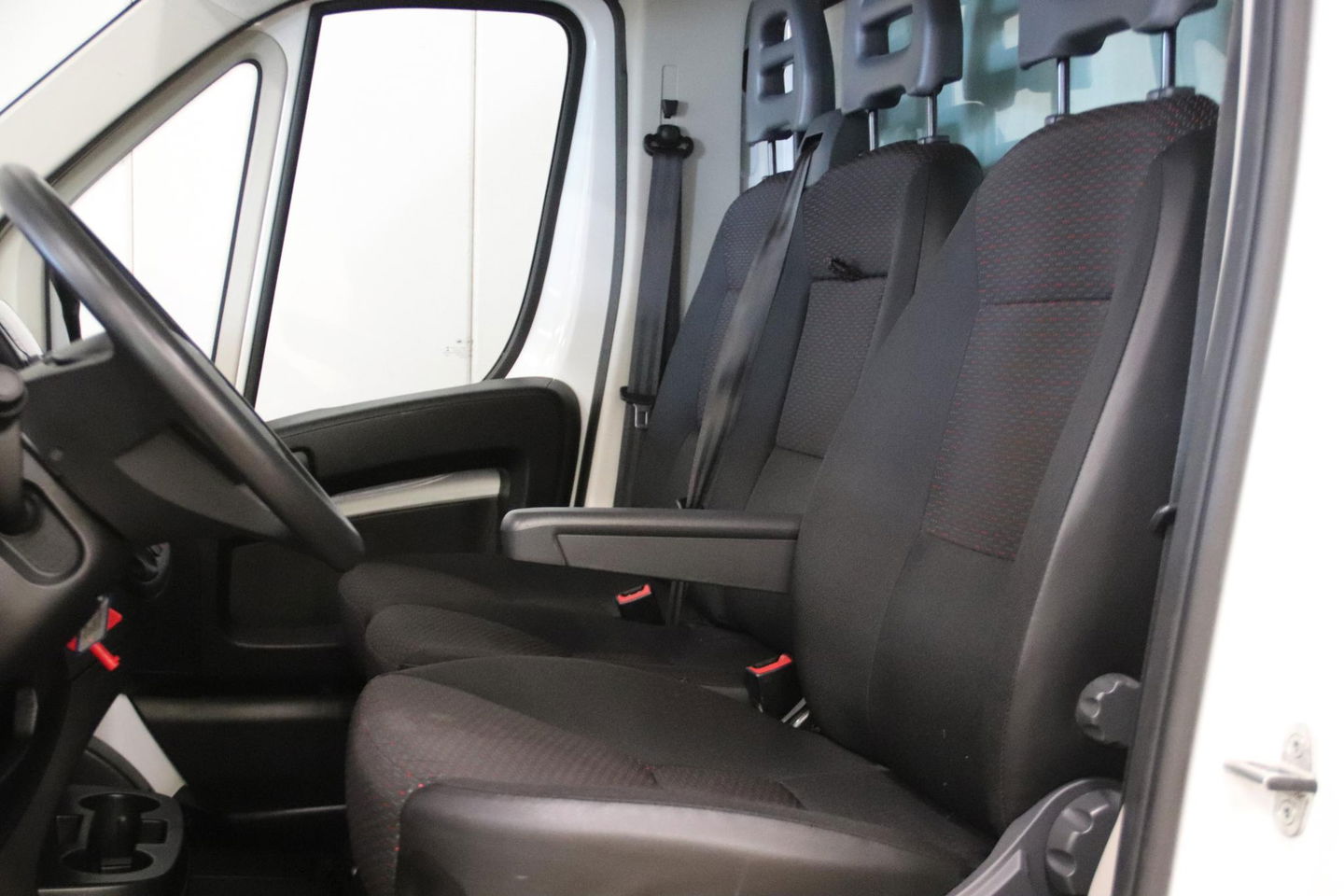 Peugeot Boxer 2.2 165 PK BAKWAGEN MET LAADKLEP EN ZIJDEUR