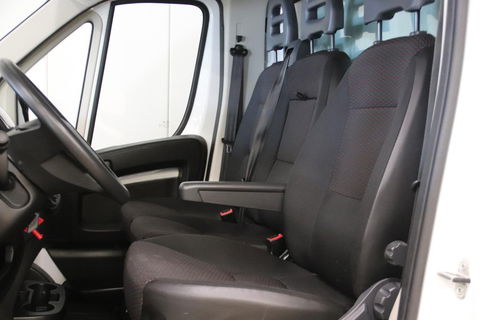 Peugeot Boxer 2.2 165 PK BAKWAGEN MET LAADKLEP EN ZIJDEUR