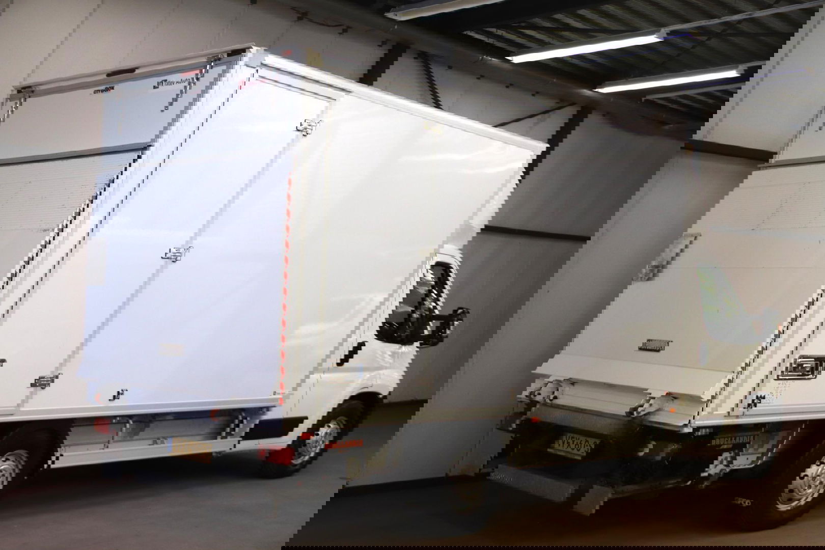 Peugeot Boxer 2.2 165 PK BAKWAGEN MET LAADKLEP EN ZIJDEUR