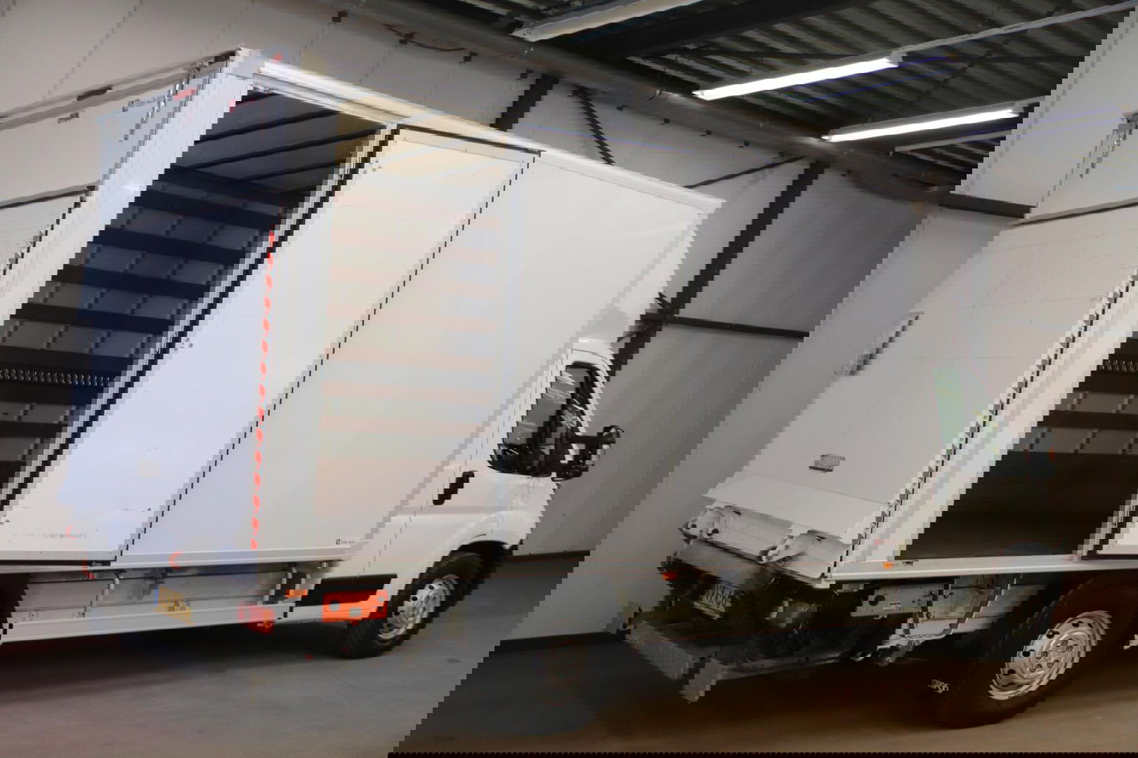 Peugeot Boxer 2.2 165 PK BAKWAGEN MET LAADKLEP EN ZIJDEUR