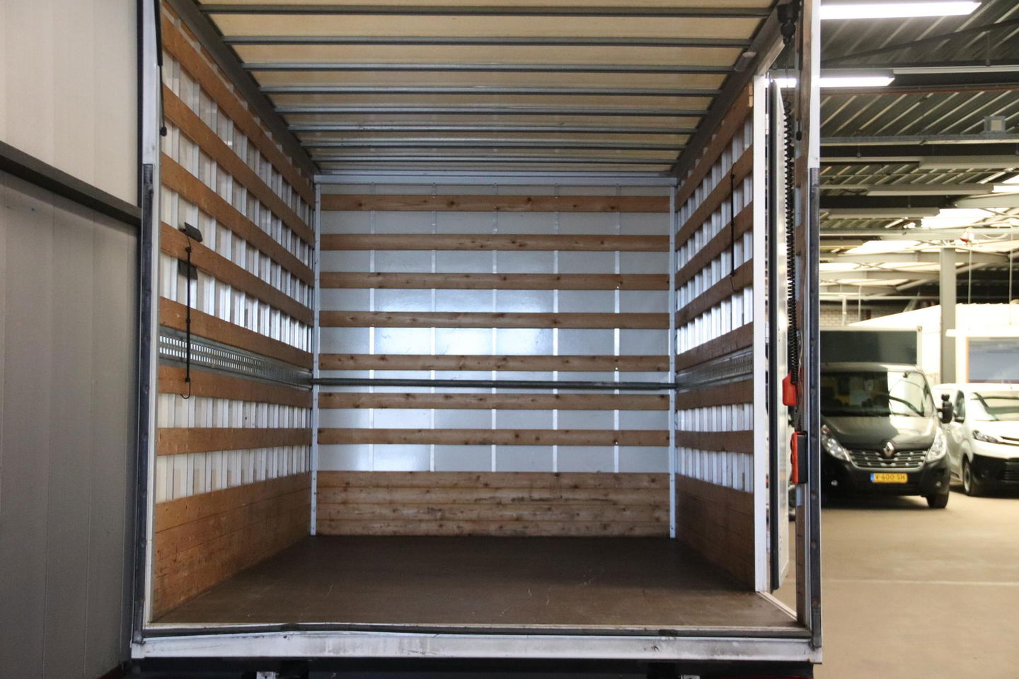 Peugeot Boxer 2.2 165 PK BAKWAGEN MET LAADKLEP EN ZIJDEUR