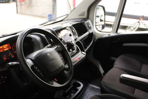 Peugeot Boxer 2.2 165 PK BAKWAGEN MET LAADKLEP EN ZIJDEUR