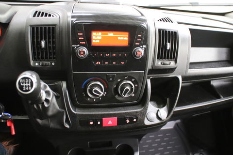 Peugeot Boxer 2.2 165 PK BAKWAGEN MET LAADKLEP EN ZIJDEUR