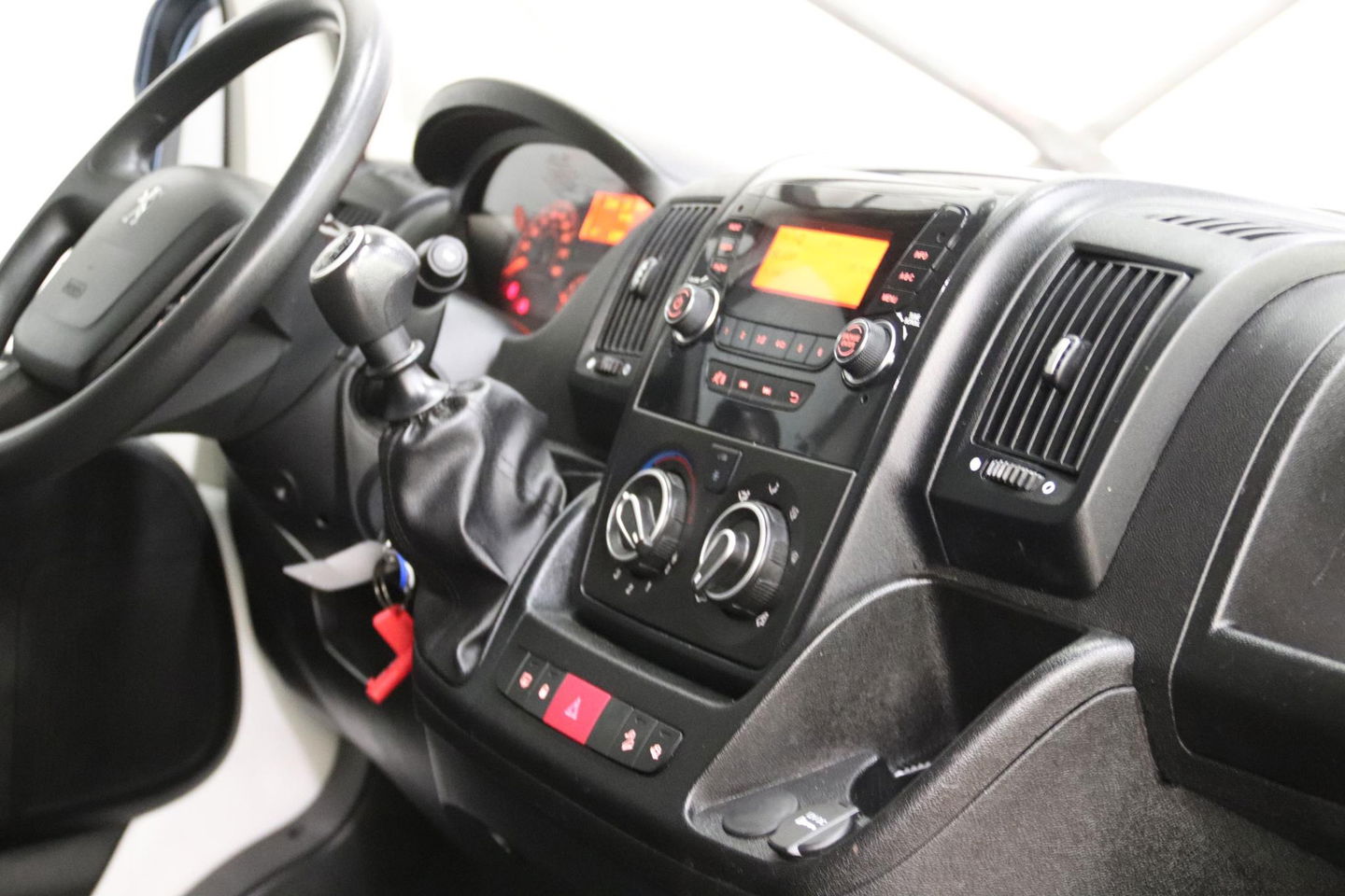 Peugeot Boxer 2.2 165 PK BAKWAGEN MET LAADKLEP EN ZIJDEUR