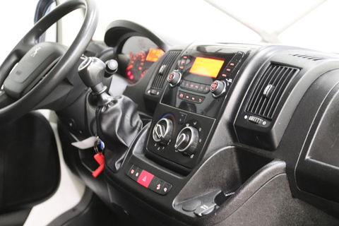 Peugeot Boxer 2.2 165 PK BAKWAGEN MET LAADKLEP EN ZIJDEUR