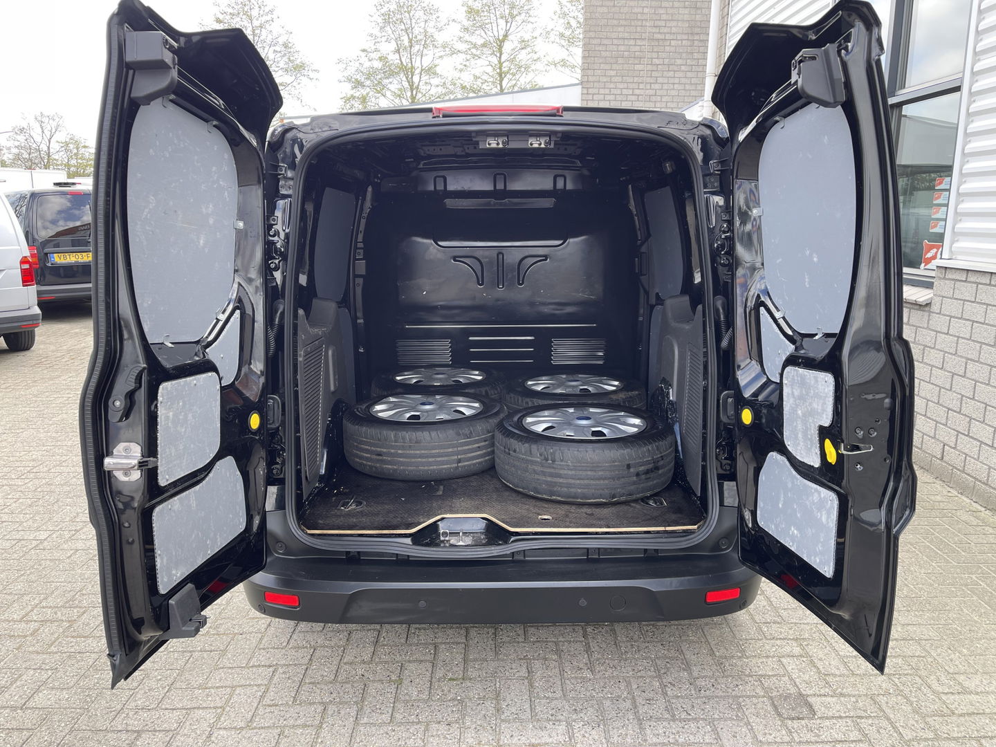 Ford Transit Connect 1.5 EcoBlue L1 Trend / vaste prijs rijklaar € 13.950 ex btw / lease vanaf € 274 / airco / cruise control / parkeersensoren voor en achter !