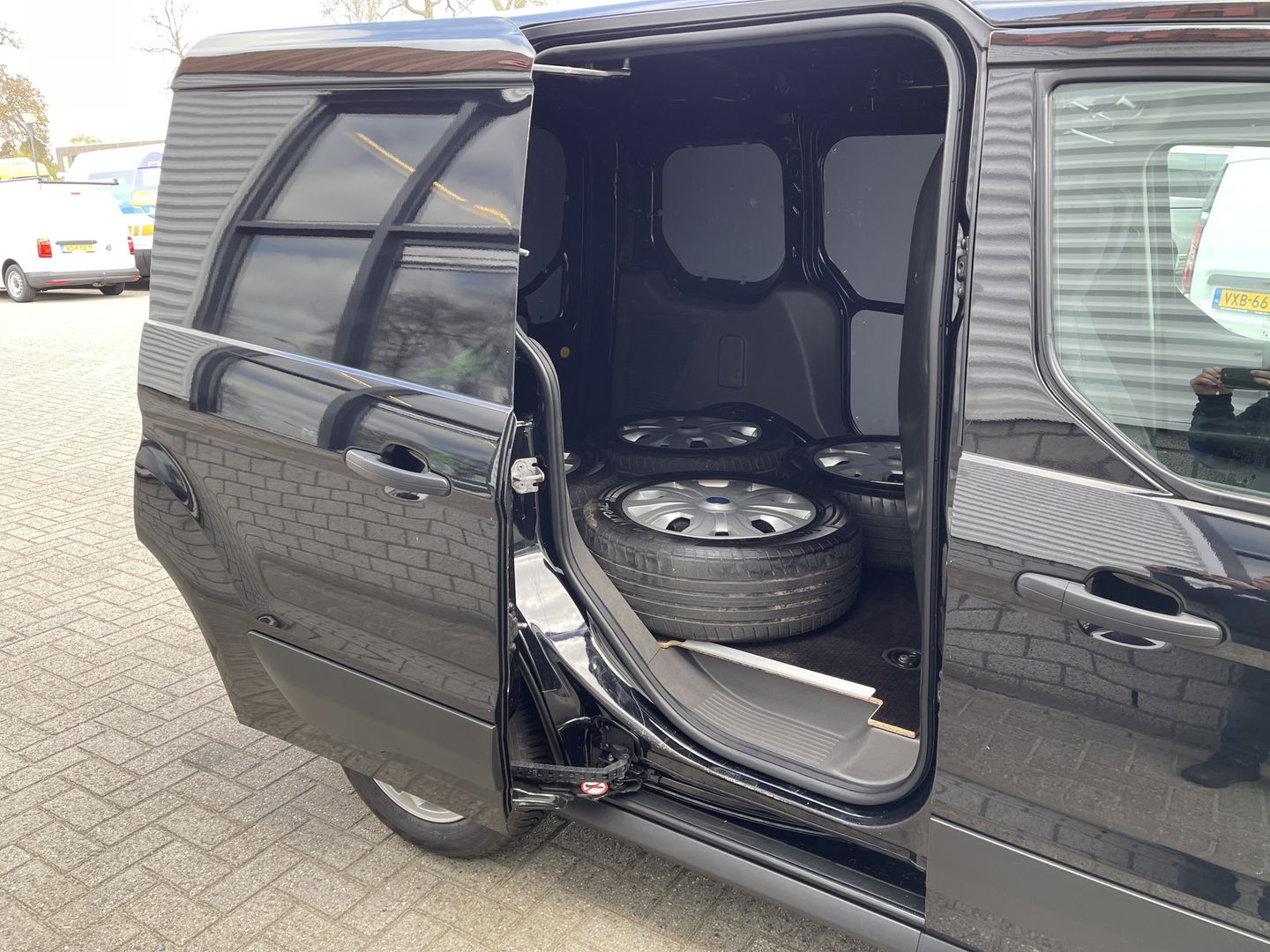 Ford Transit Connect 1.5 EcoBlue L1 Trend / vaste prijs rijklaar € 13.950 ex btw / lease vanaf € 274 / airco / cruise control / parkeersensoren voor en achter !